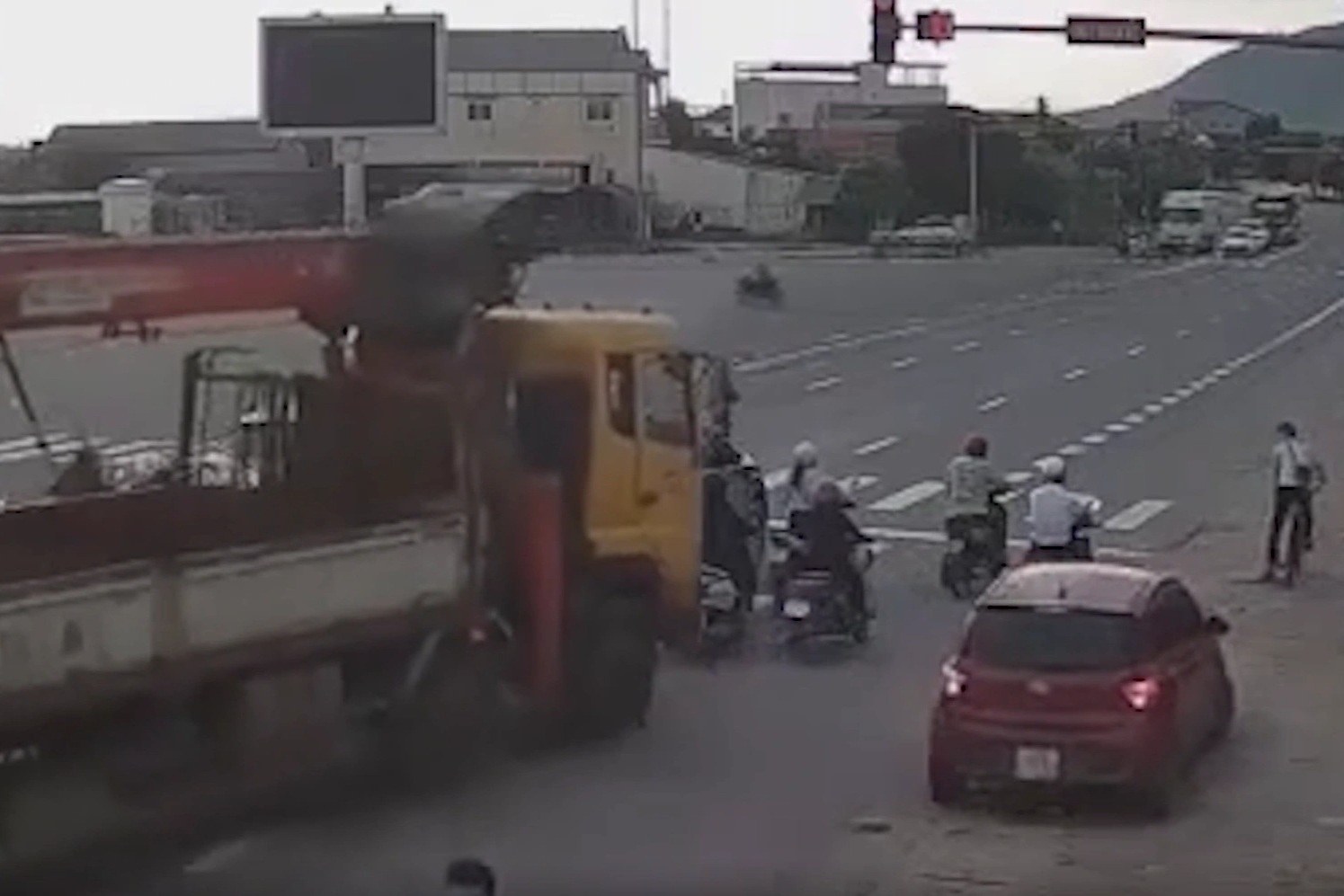 Trách nhiệm pháp lý vụ xe cẩu tông hàng loạt xe máy dừng chờ đèn đỏ