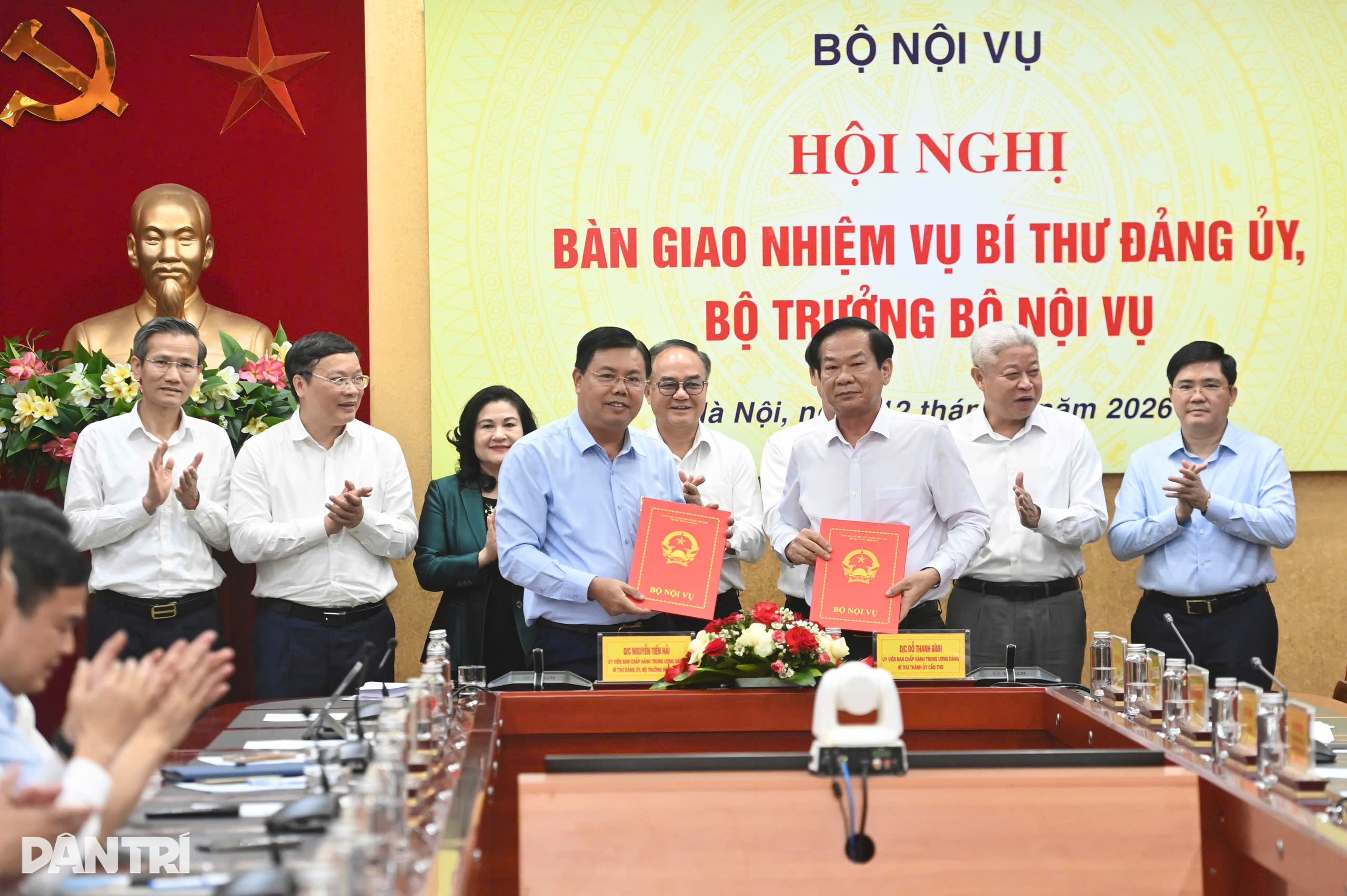Bộ trưởng Nội vụ lần thứ hai nhận bàn giao nhiệm vụ từ người tiền nhiệm