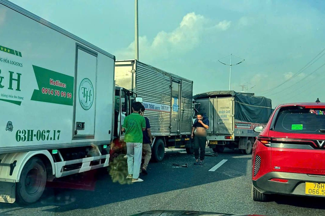 5 ô tô tông liên hoàn ở cao tốc TPHCM - Trung Lương