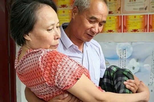 Chồng 2 thập kỷ không giấc ngủ trọn vẹn để thực hiện lời hứa ngày cưới
