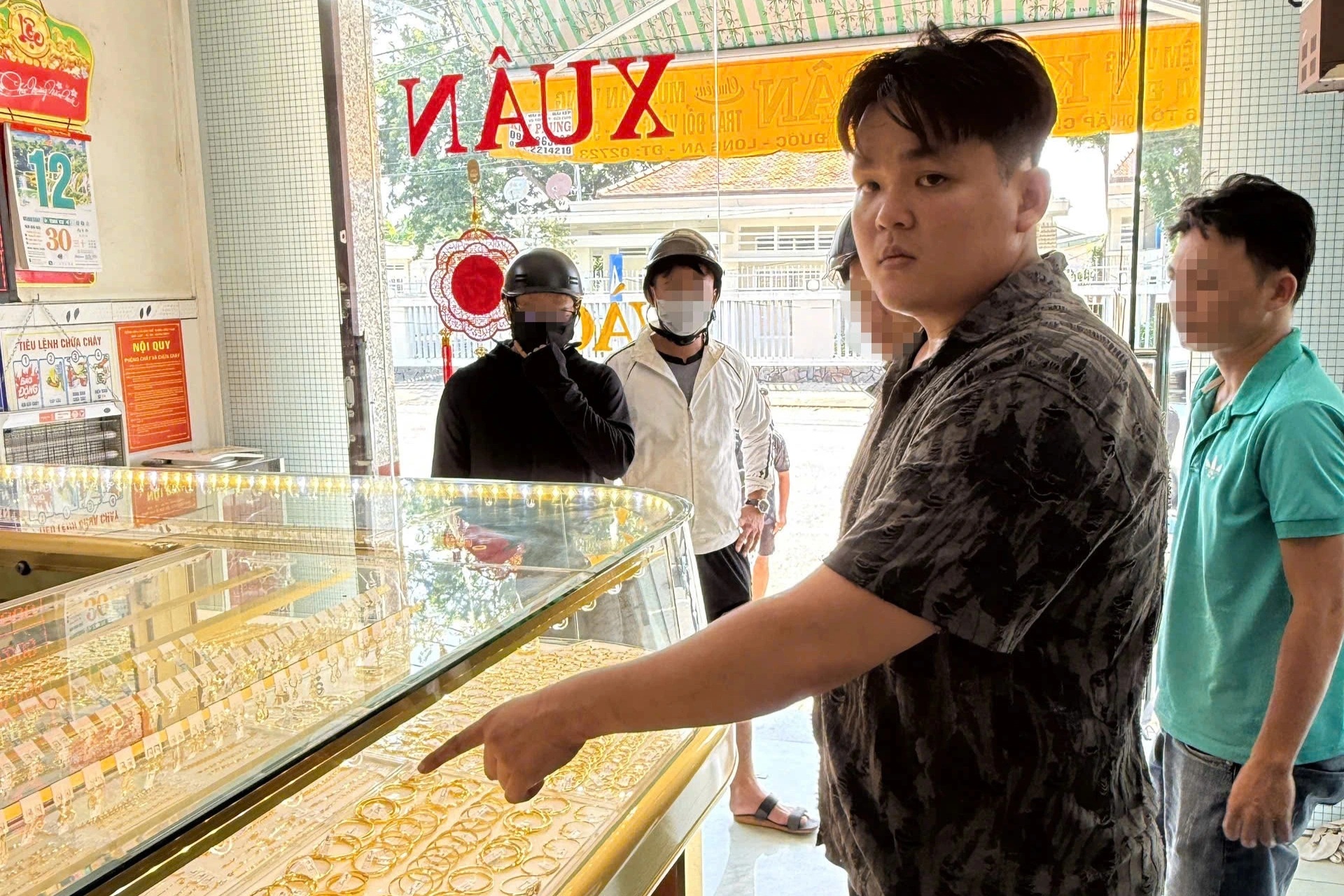 Kề dao cướp vàng của nữ chủ quán cà phê ở TPHCM rồi gom đồ rủ vợ bỏ trốn