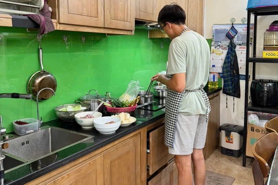 Lương 40 triệu đồng/tháng, người đàn ông ở Hà Nội bỏ việc về làm nội trợ