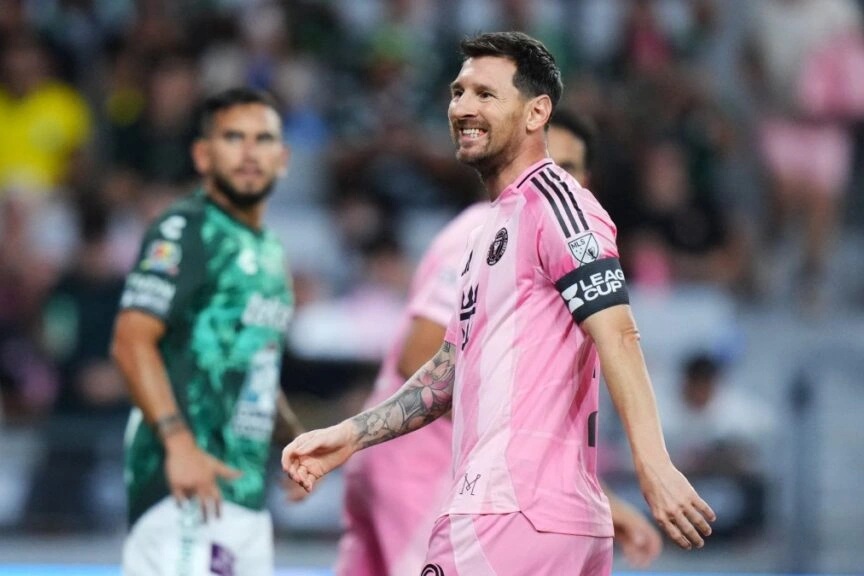 Messi gây bất ngờ khi ra sân ngay sau cú sốc cha qua đời