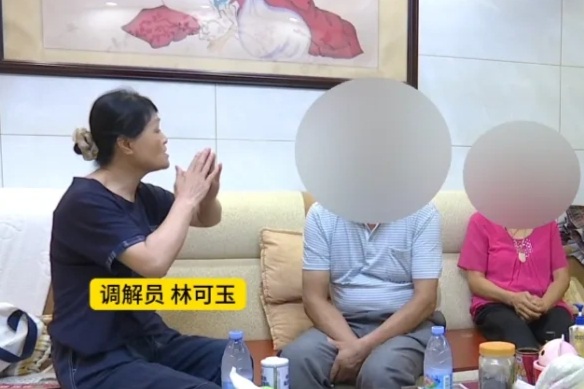 Trung Quốc: Vợ chồng 40 năm tiền ai nấy tiêu, ăn ngủ riêng, lắp camera