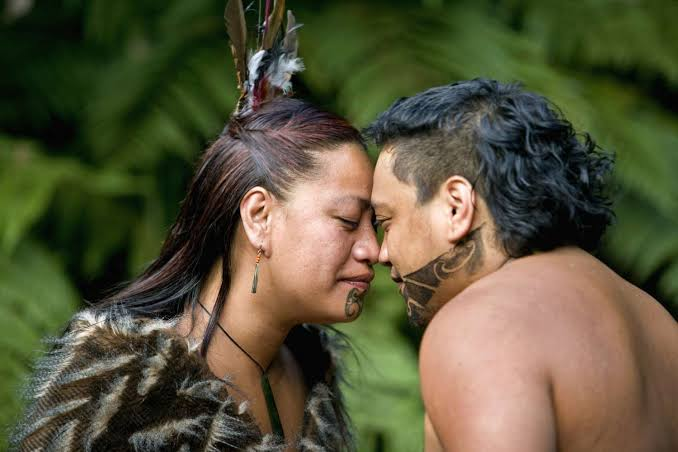 Vì sao người Maori ở New Zealand chạm mũi chào nhau thay vì bắt tay?