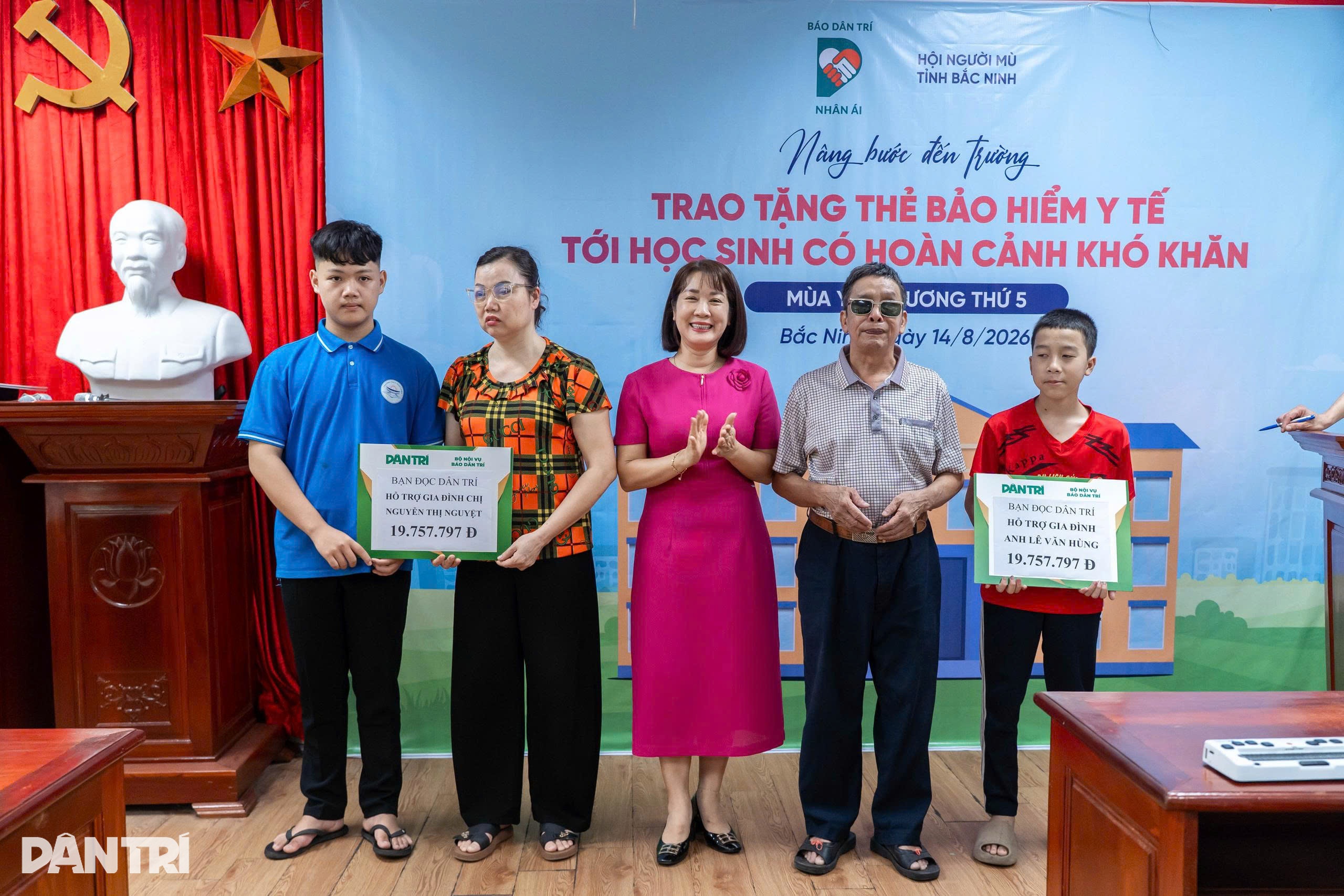 Dantri gives health insurance cards to children of 209 families in Bac Ninh - 5 Dantri gives health insurance cards to children of 209 families in Bac Ninh - 5