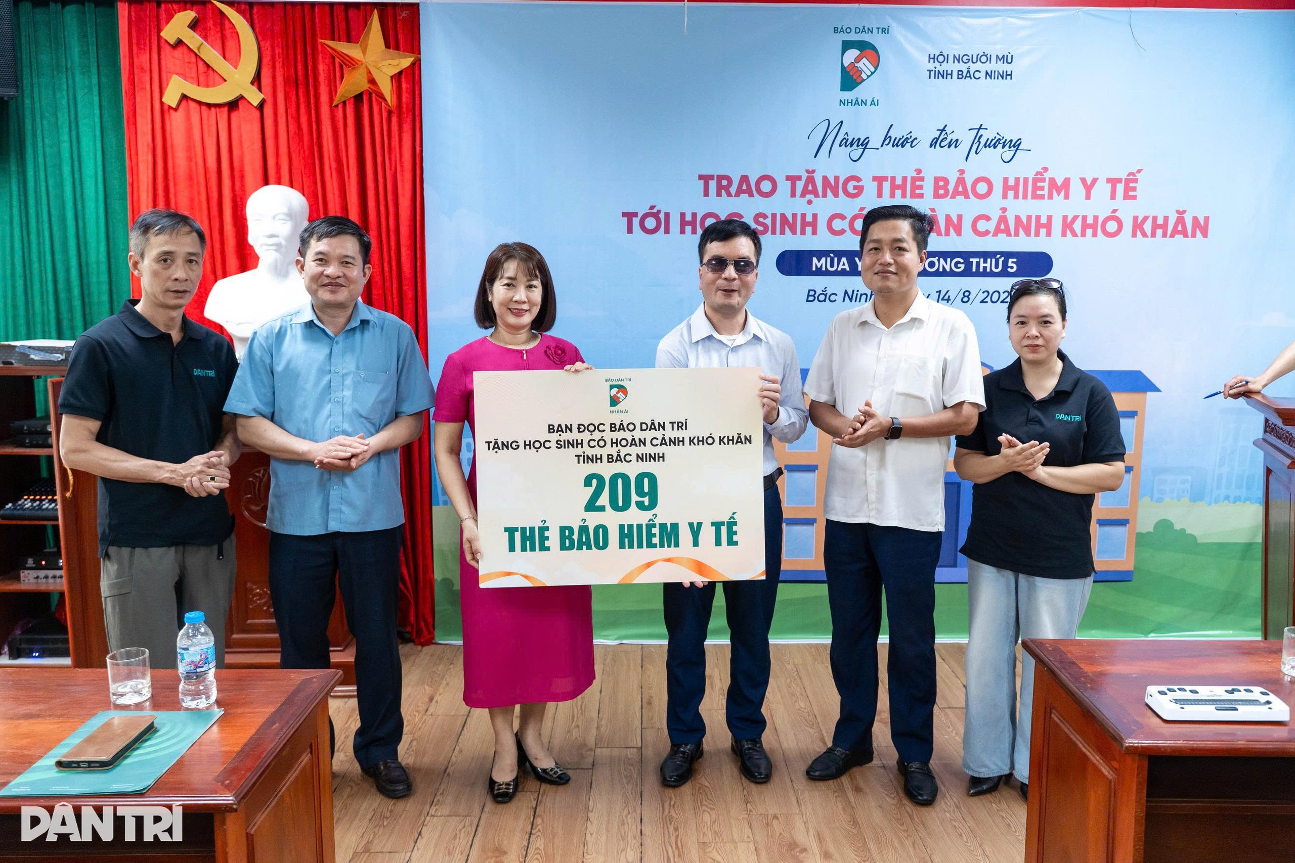 Dantri gives health insurance cards to children of 209 families in Bac Ninh - 1 Dantri gives health insurance cards to children of 209 families in Bac Ninh - 1