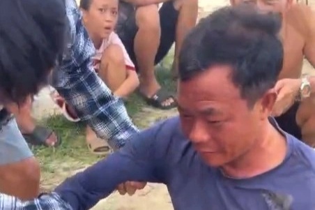 Người đàn ông sống sót kỳ diệu sau 10 giờ bơi trên biển