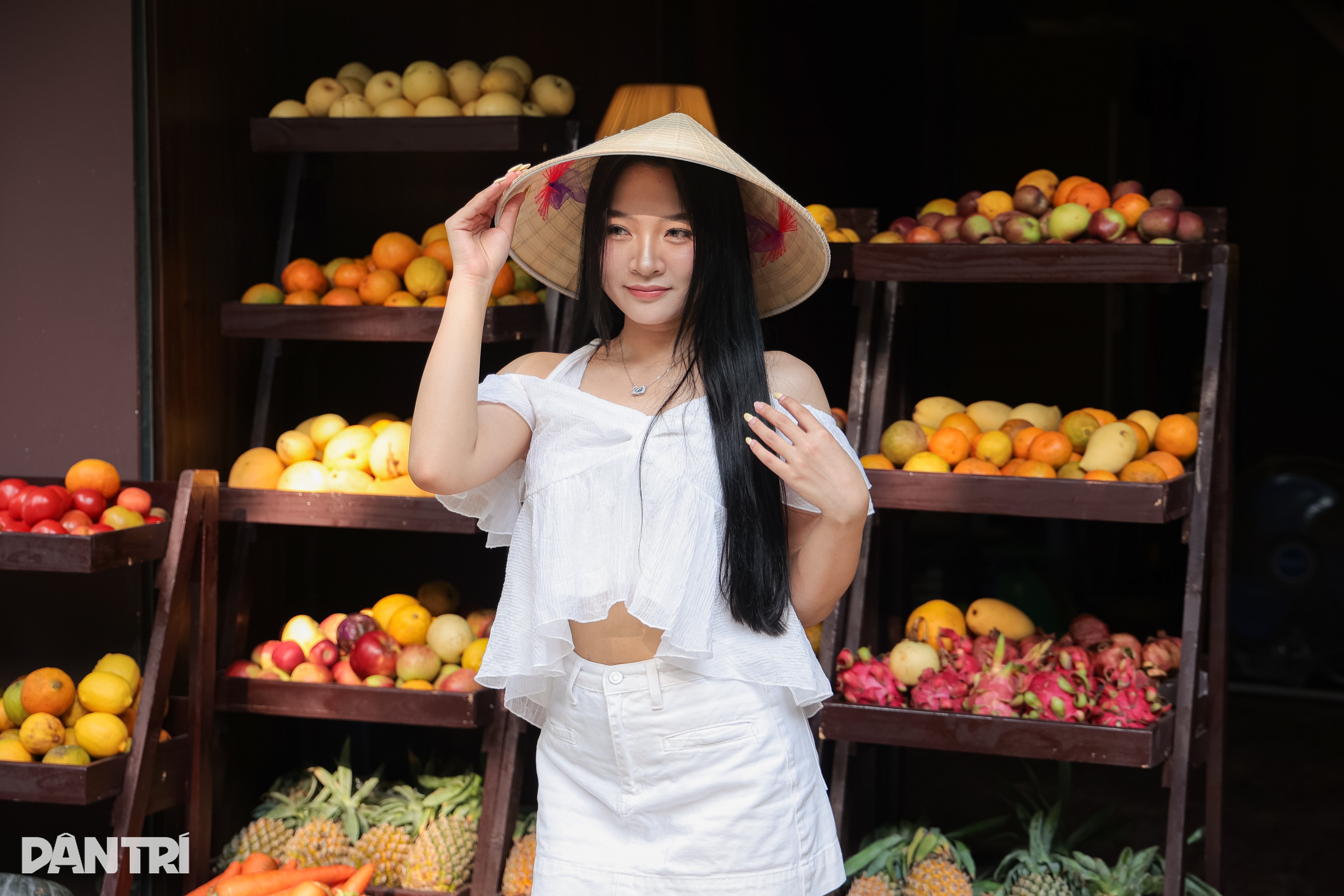 Quán cà phê Hà Nội mở sạp hoa quả độc lạ, đông nghịt “nàng thơ” chụp ảnh