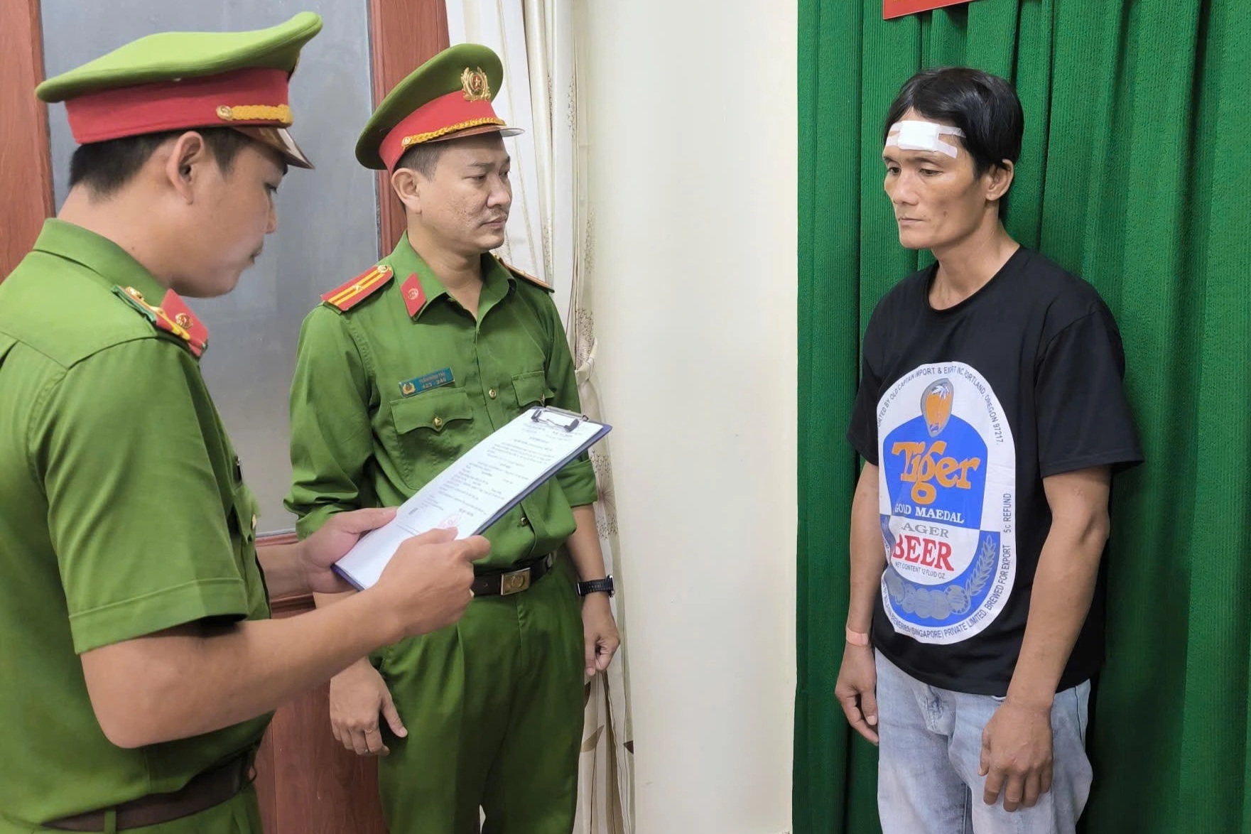 Ghen khi bạn gái đi ăn cơm tấm lúc nửa đêm, gã đàn ông đâm chết "tình địch"