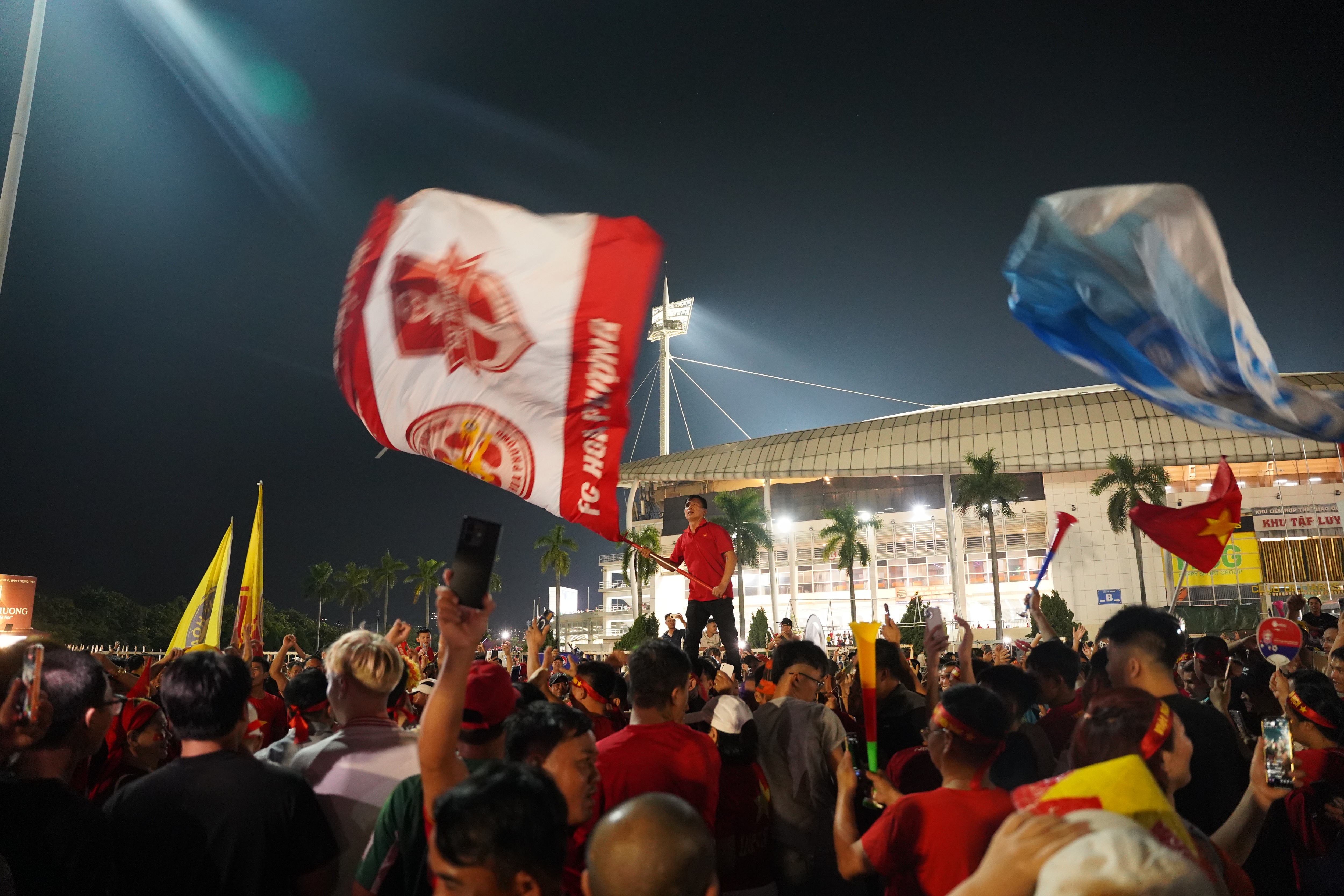 Mỹ Đình "mở hội", CĐV ăn mừng Việt Nam vào chung kết ASEAN Cup