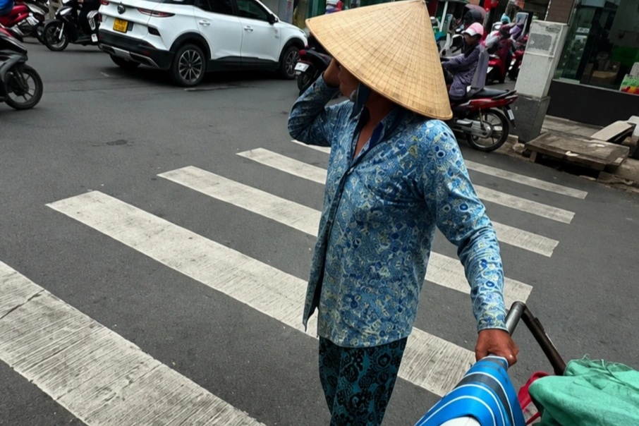 Khách Tây quên tài sản ở TPHCM, hành động của người thu mua ve chai gây sốt