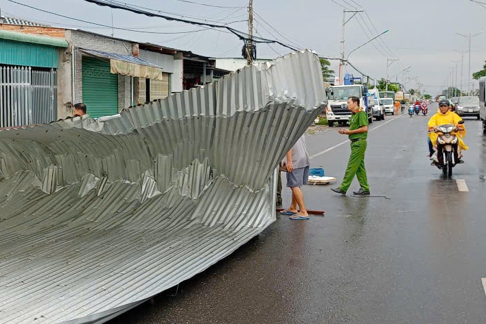 Gió lốc làm sập nhà, một người tử vong ở Tây Ninh
