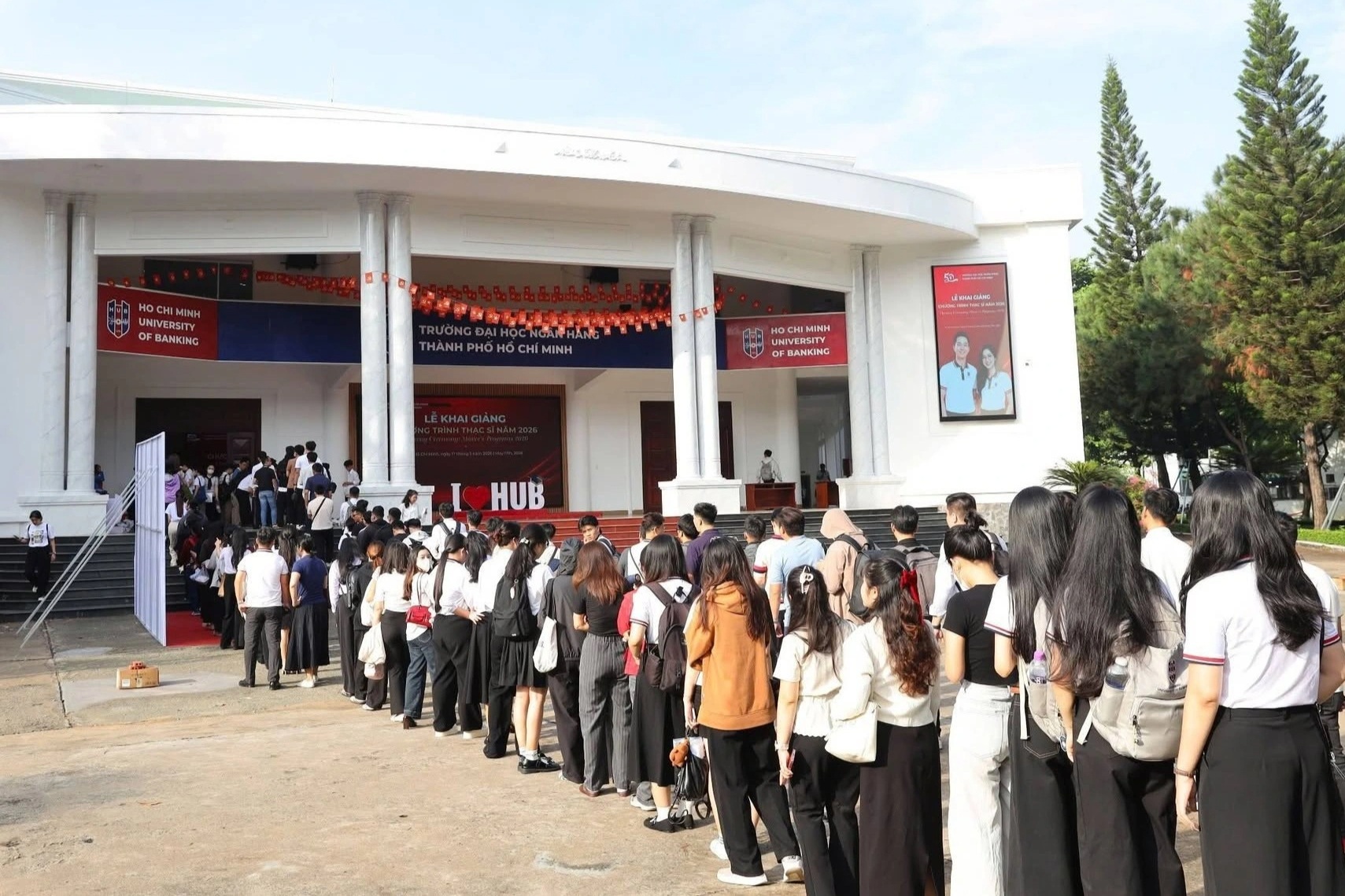Sinh viên phản ứng khoản phạt 15 triệu: ĐH Ngân hàng TPHCM thông báo khẩn