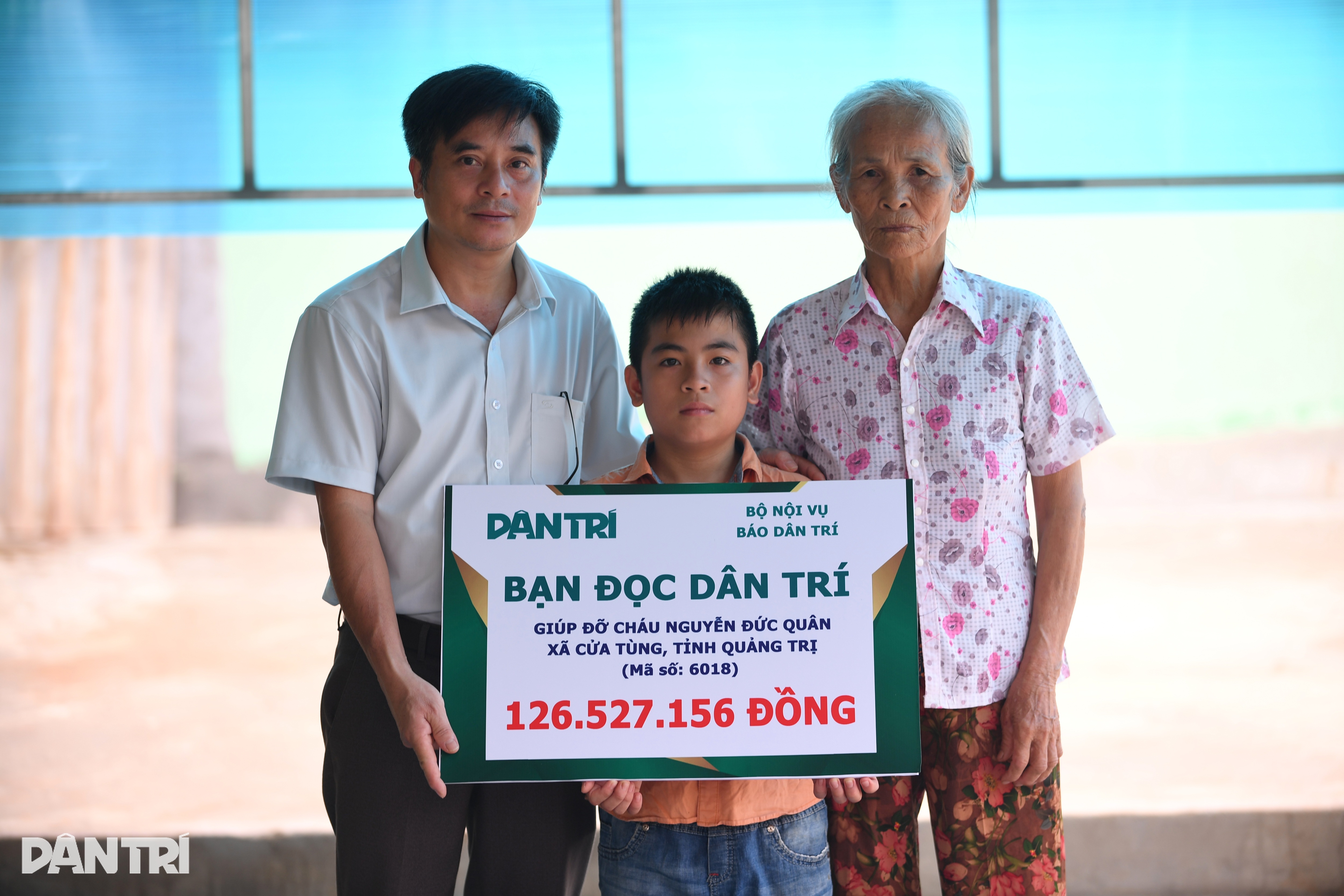 Niềm vui trước thềm năm học mới của cậu bé mồ côi mẹ, bố câm điếc
