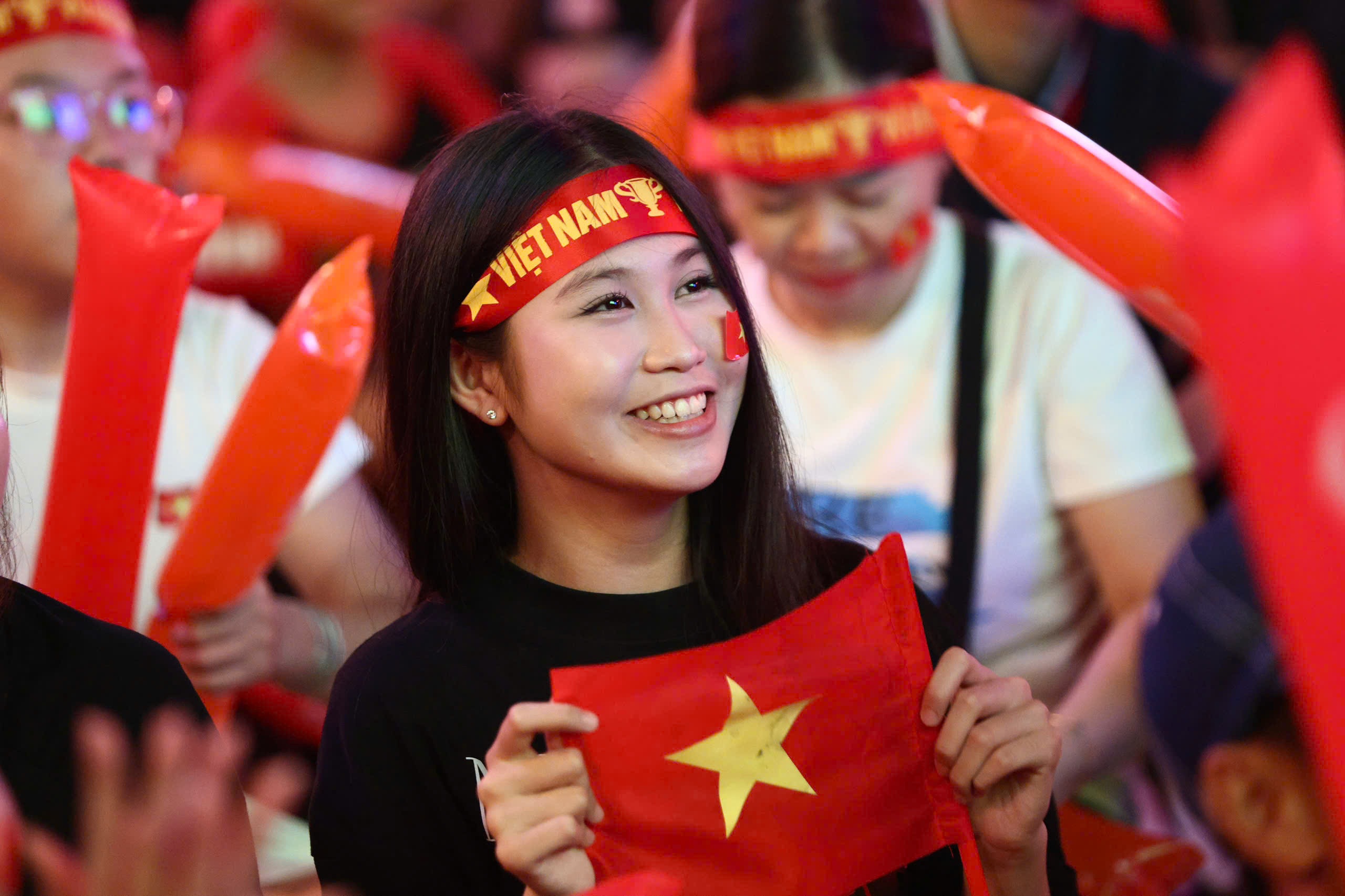 Phố đi bộ Nguyễn Huệ bùng nổ khi Hai Long, Quang Hải ghi bàn