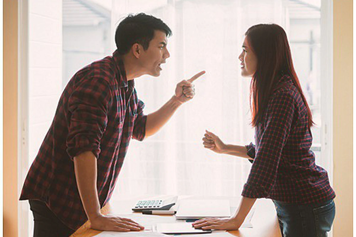 Cho bạn thân vay 2 chỉ vàng, tôi bị chồng đập bàn đòi ly hôn