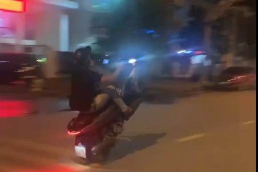Công an Quảng Ninh xử phạt nam thanh niên đi xe máy bằng một bánh