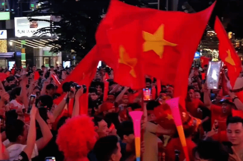 CĐV TPHCM hò hét, nhảy múa trong đêm mừng chiến thắng trước Thái Lan