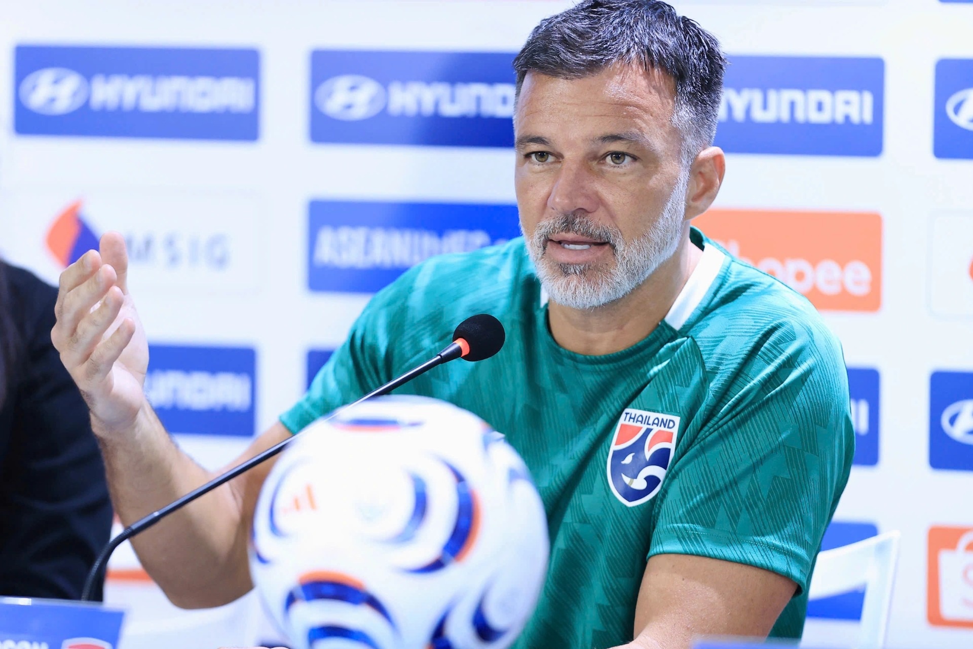 HLV Thái Lan: "Chúng tôi tạo ra nhiều cơ hội, không đáng nhận thất bại"
