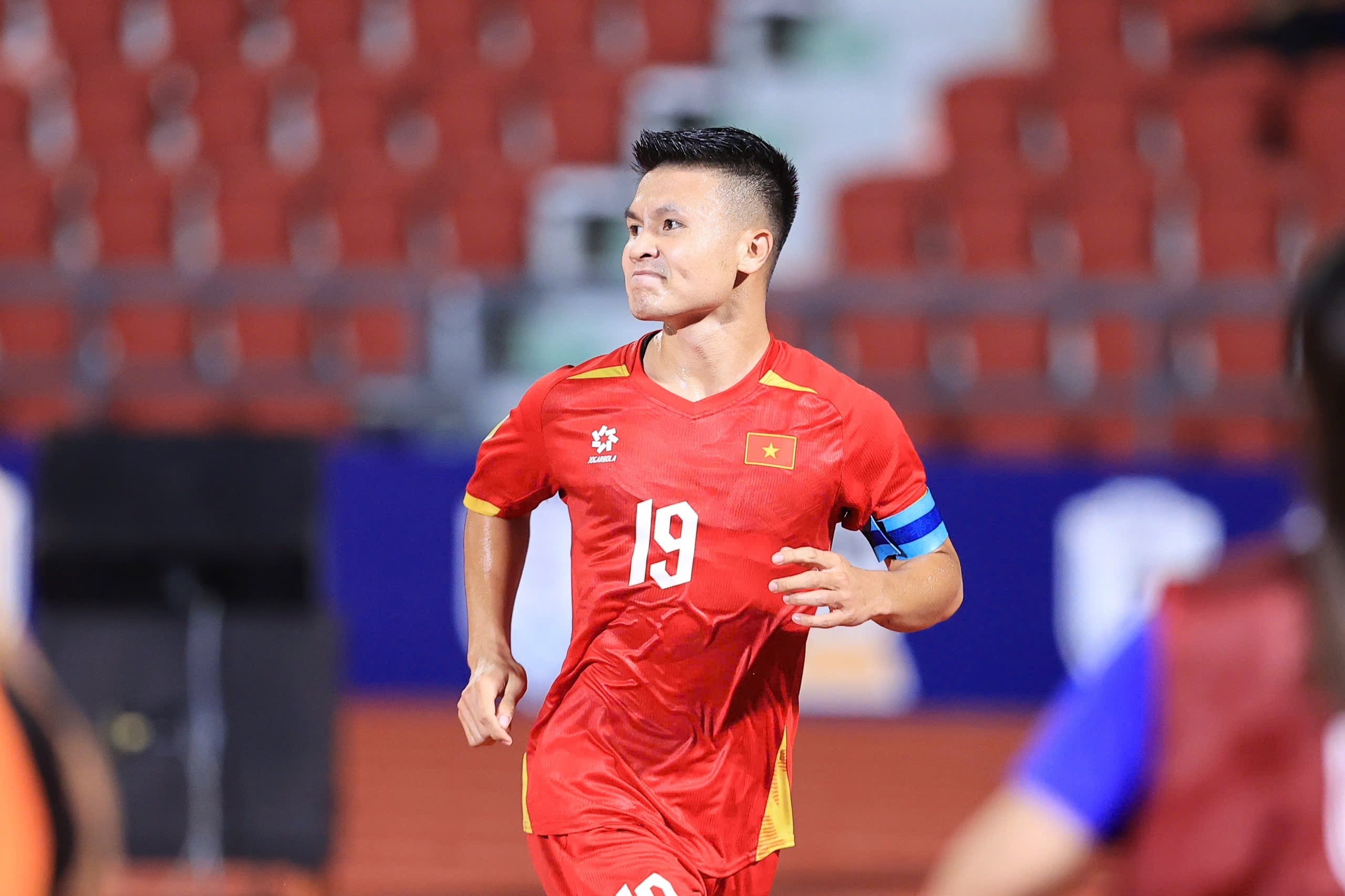 Quang Hải ghi siêu phẩm vào lưới Thái Lan, đào sâu kỷ lục lịch sử