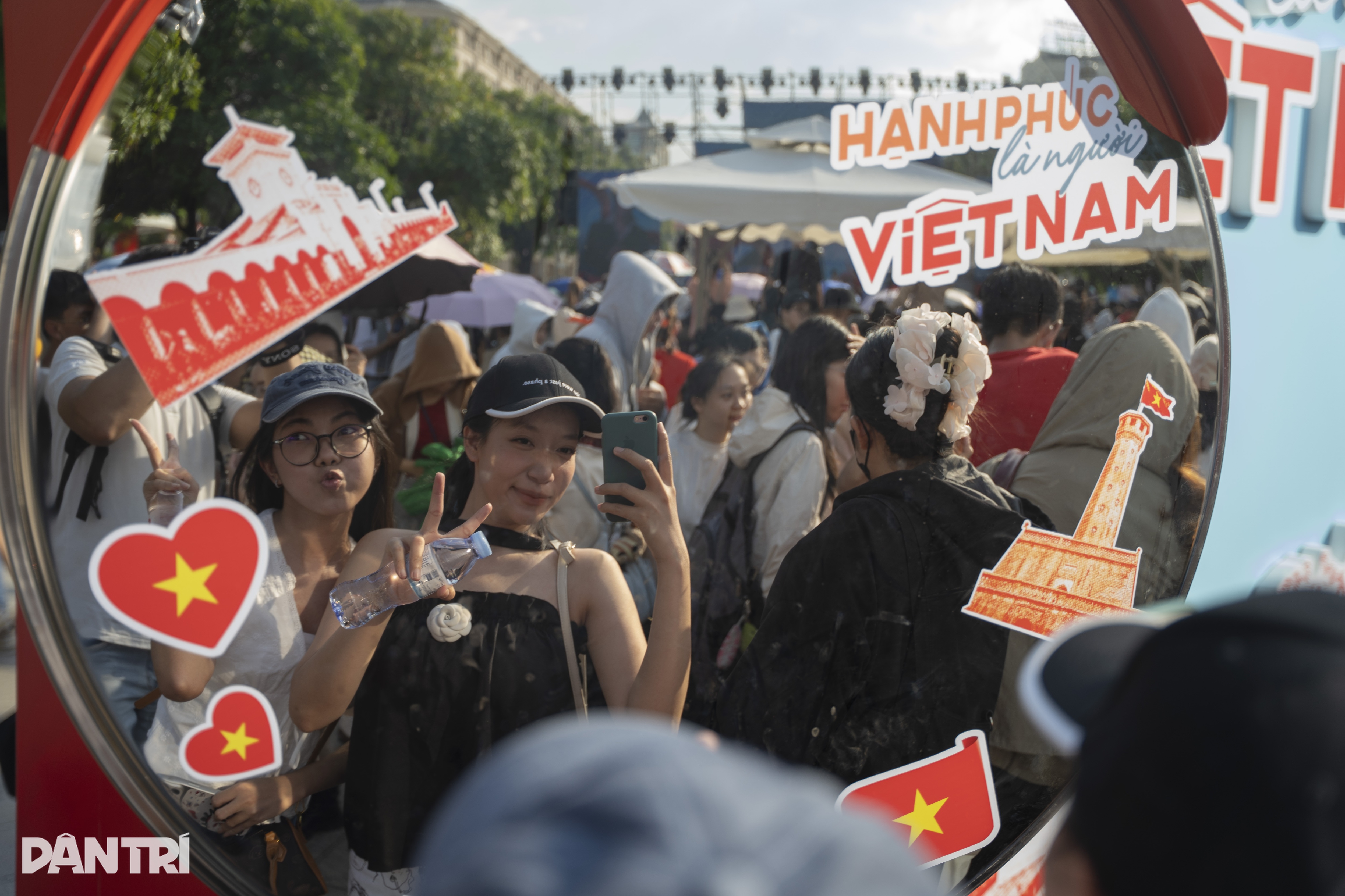 Hàng nghìn “fandom yêu nước” khuấy động phố đi bộ Nguyễn Huệ