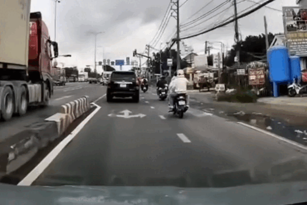 Ô tô đánh lái trong tích tắc né người đi xe máy dừng chờ đèn đỏ
