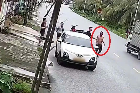 Người đàn ông chặn đầu ô tô, đánh tài xế giữa đường