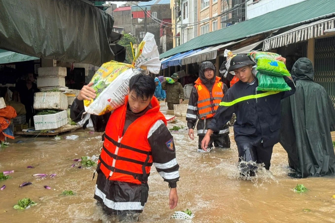 Hơn 2.300 hộ dân ở 4 địa phương được sơ tán đến nơi an toàn tránh mưa ngập