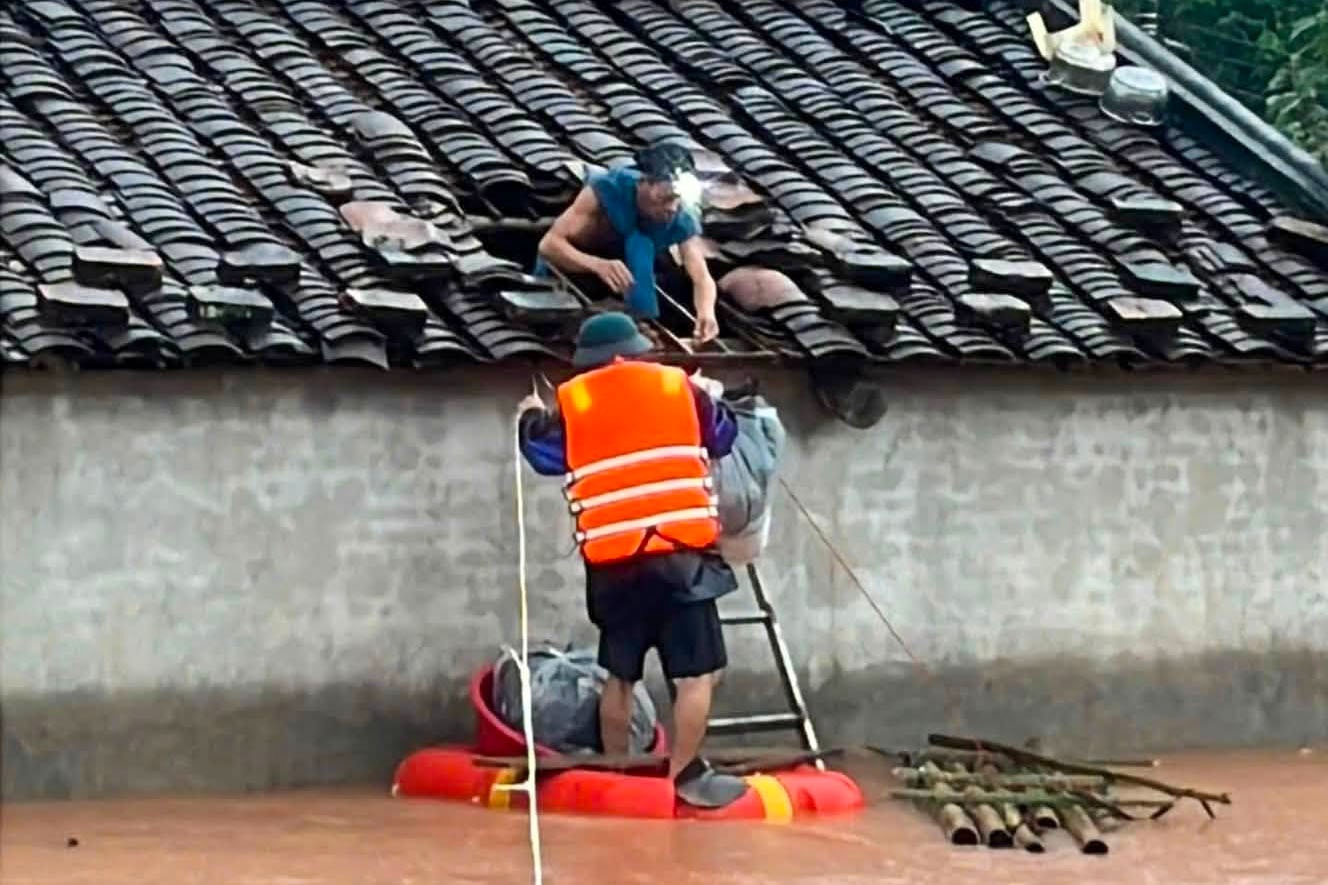 Dỡ mái ngói, ứng cứu người dân vùng ngập sâu ở Lạng Sơn