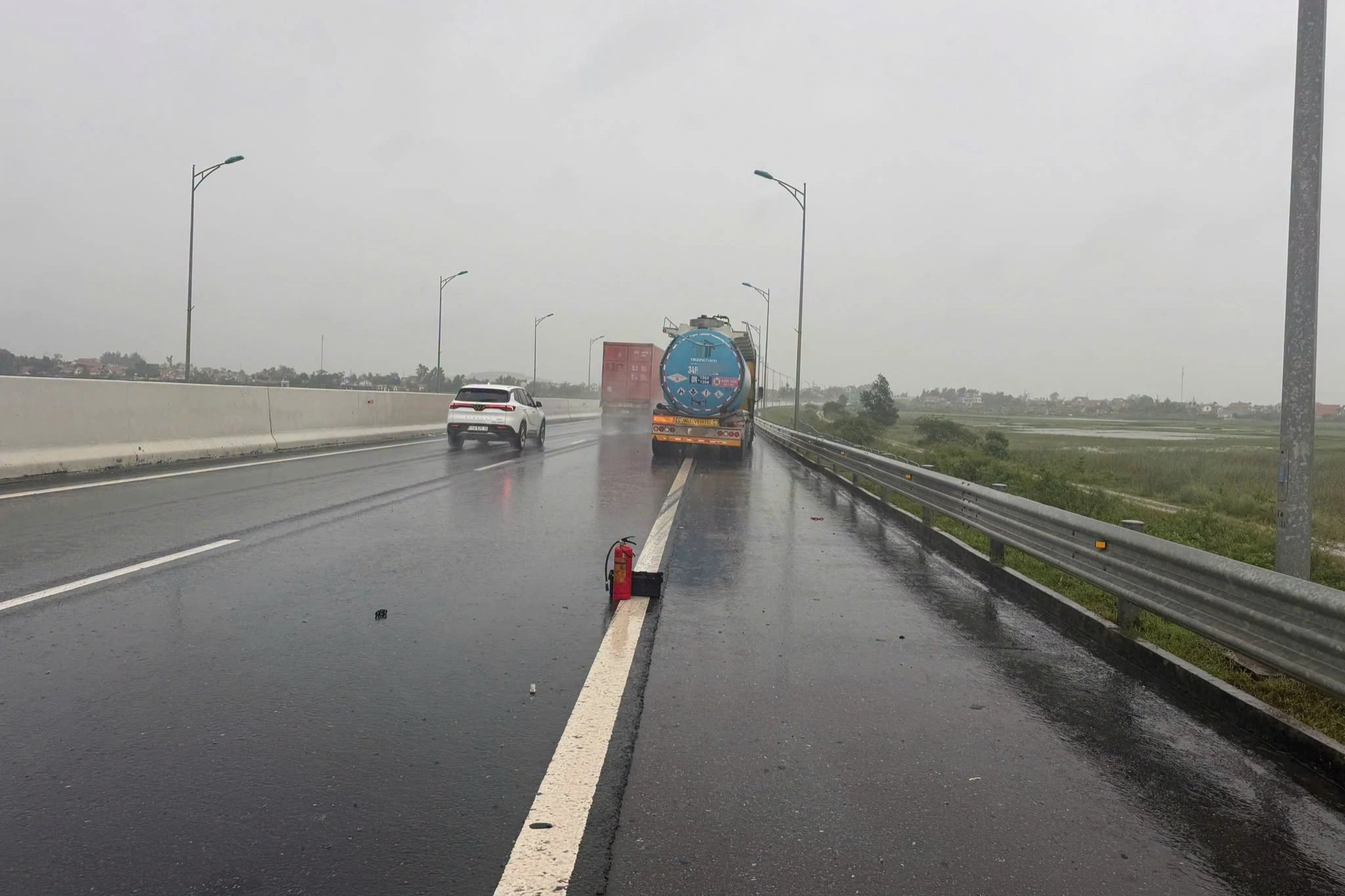 Tài xế bị phạt 13 triệu đồng vì đặt bình chữa cháy cảnh báo sai quy định