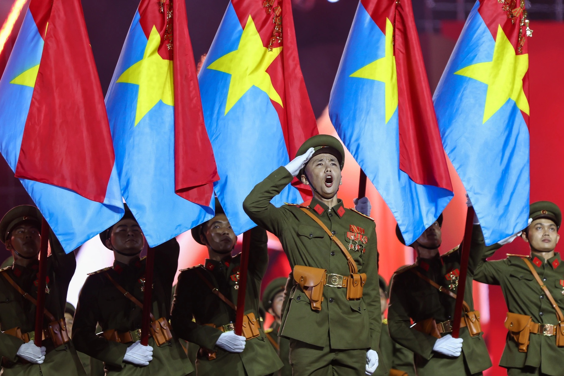 Màn diễu binh đặc biệt giữa concert 70.000 khán giả ở TPHCM