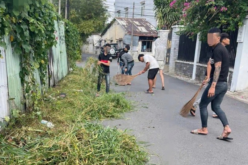Gây náo loạn lúc “đi bão”, nhóm thanh thiếu niên ở TPHCM phải dọn vệ sinh