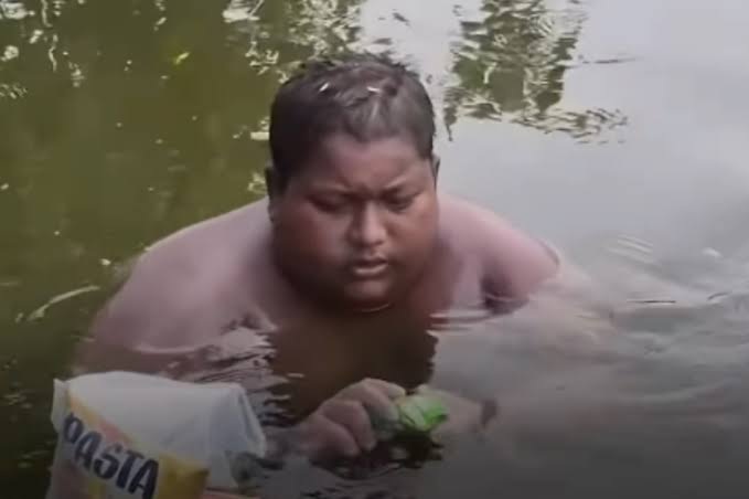 Lý do đặc biệt khiến chàng trai Ấn Độ phải sống dưới ao 5 năm cho đỡ đau