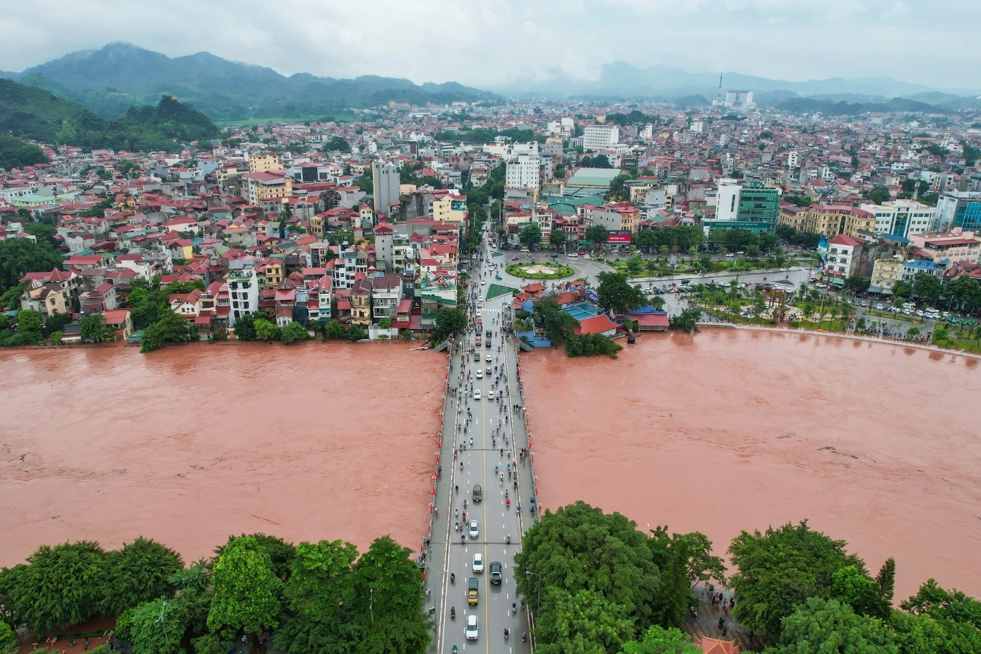 Lũ rút ở nhiều nơi, một số sông tại Hà Nội vẫn trên báo động 3