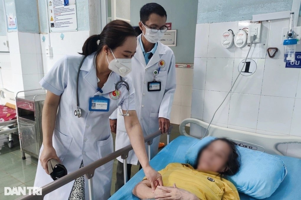 Nhân viên y tế làm thêm hơn 300 giờ, trực 24/24 không nghỉ bù ngày hôm sau