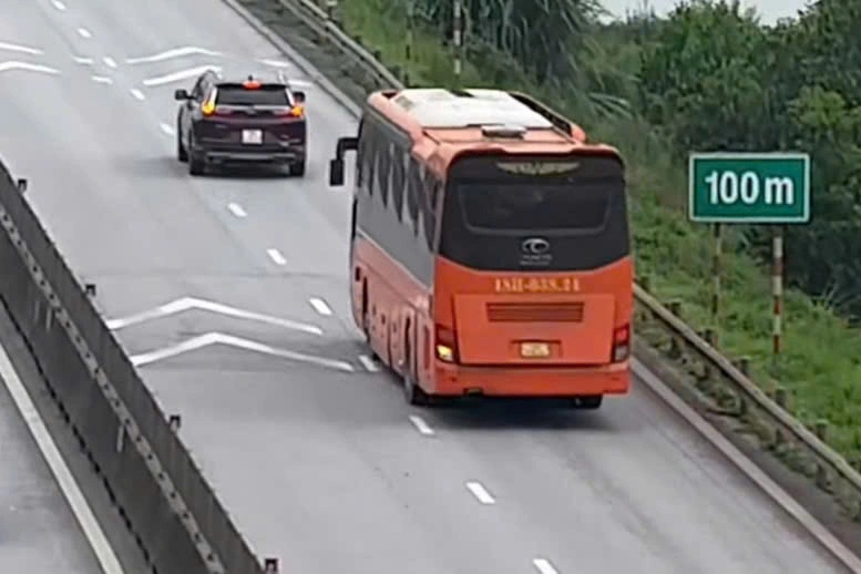 Hai tài xế ô tô bị xử phạt vì không giữ khoảng cách an toàn trên cao tốc
