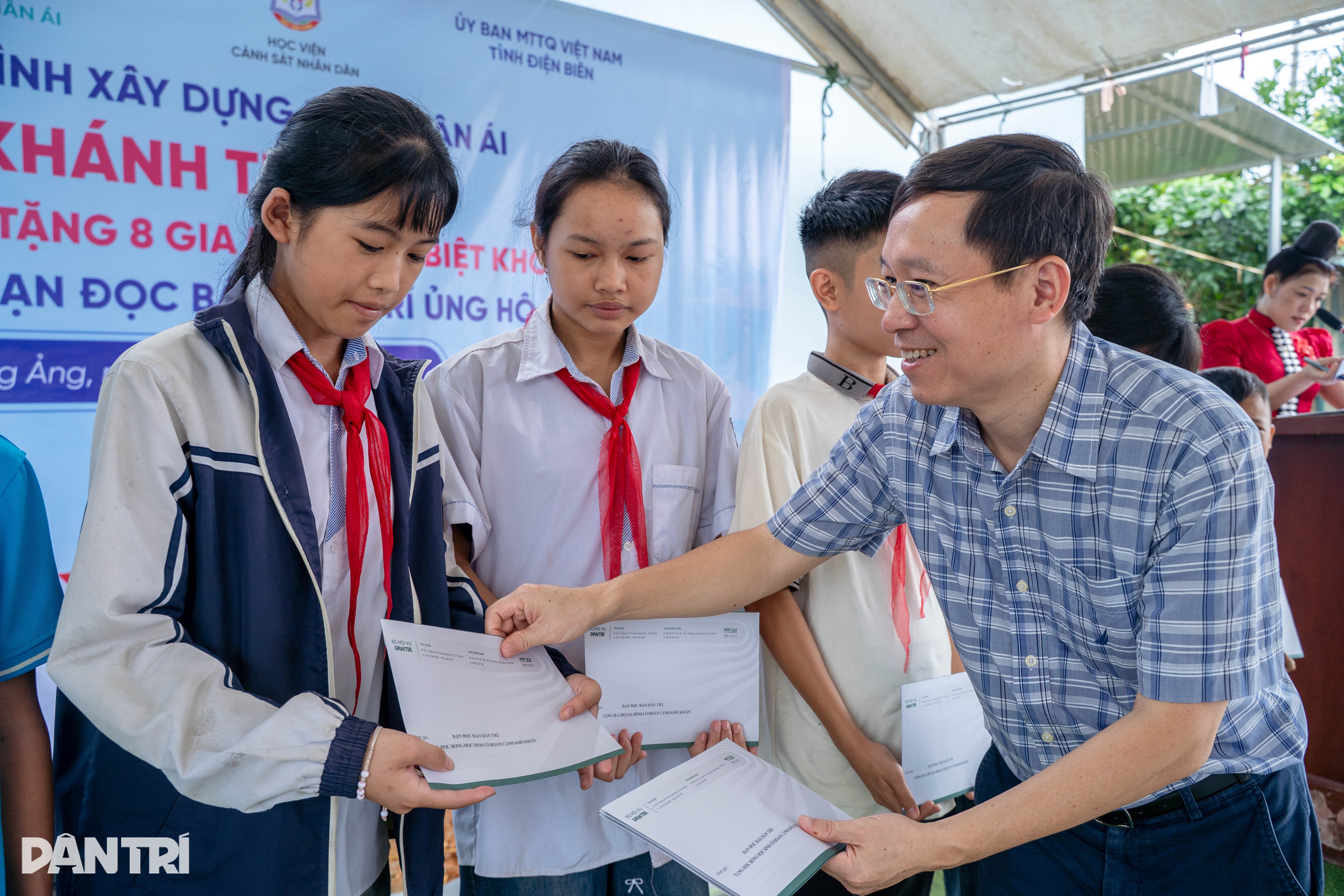 Dantri completes eight homes for poor families in Dien Bien - 2 Dantri completes eight homes for poor families in Dien Bien - 2