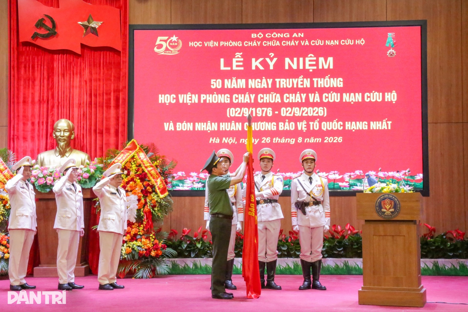 Học viện PCCC&CNCH nhận Huân chương Bảo vệ Tổ quốc hạng Nhất