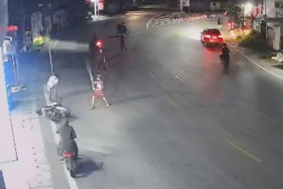 13 thanh niên bị khởi tố sau cuộc truy đuổi, đập phá xe máy