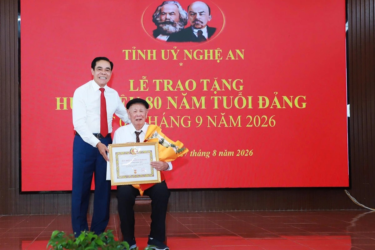 Cụ ông gần 100 tuổi 80 năm khắc ghi lời thề của người đảng viên