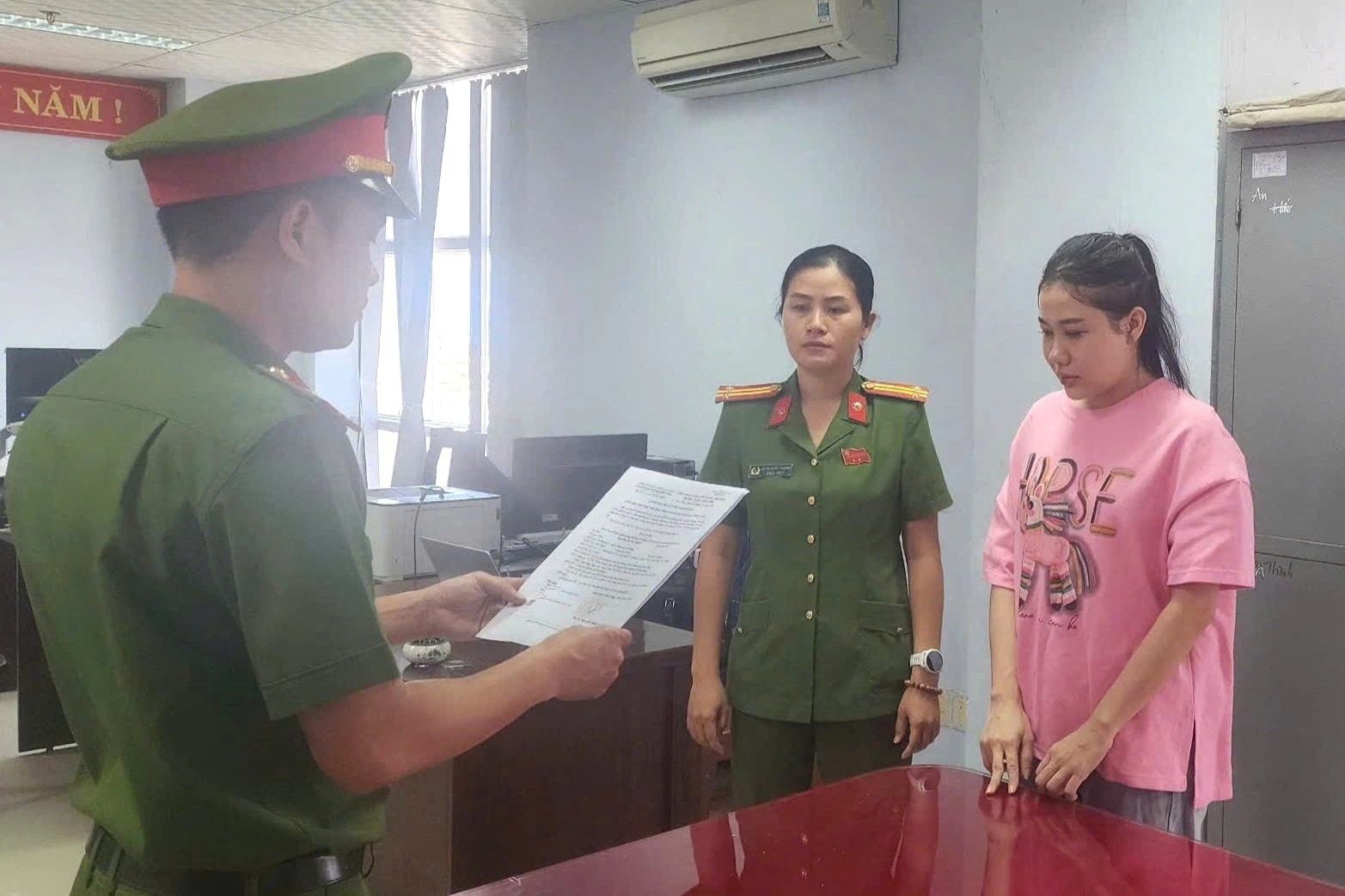 Nữ nhân viên kinh doanh ô tô lừa khách hàng chiếm tiền đặt cọc