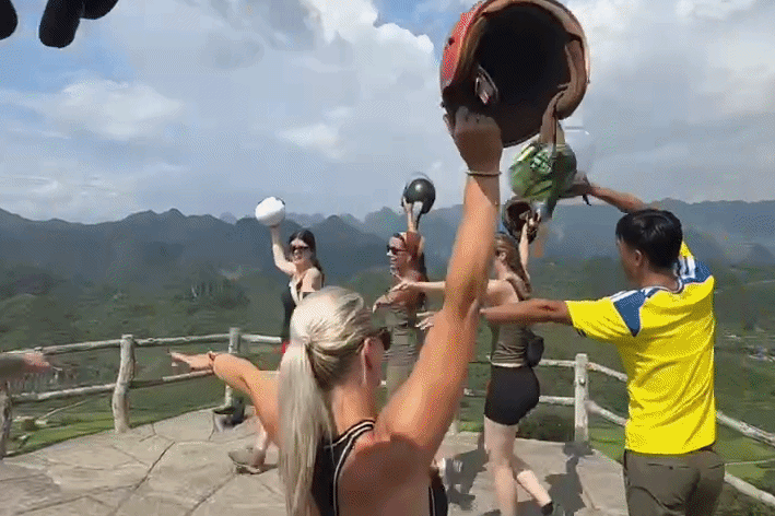 Nhóm khách Tây dùng mũ bảo hiểm "biểu diễn" văn nghệ ở Hà Giang gây sốt