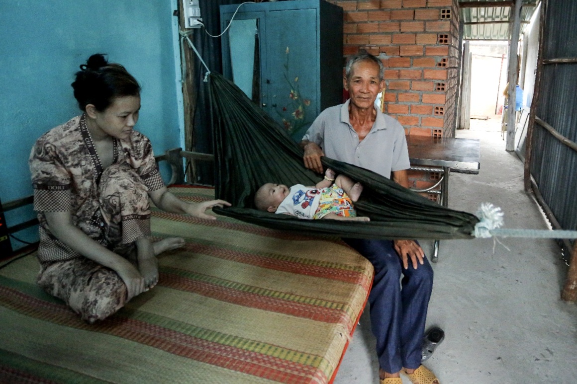 Cha bán vé số nuôi con và cháu sơ sinh trong căn nhà dựng nhờ vách hàng xóm