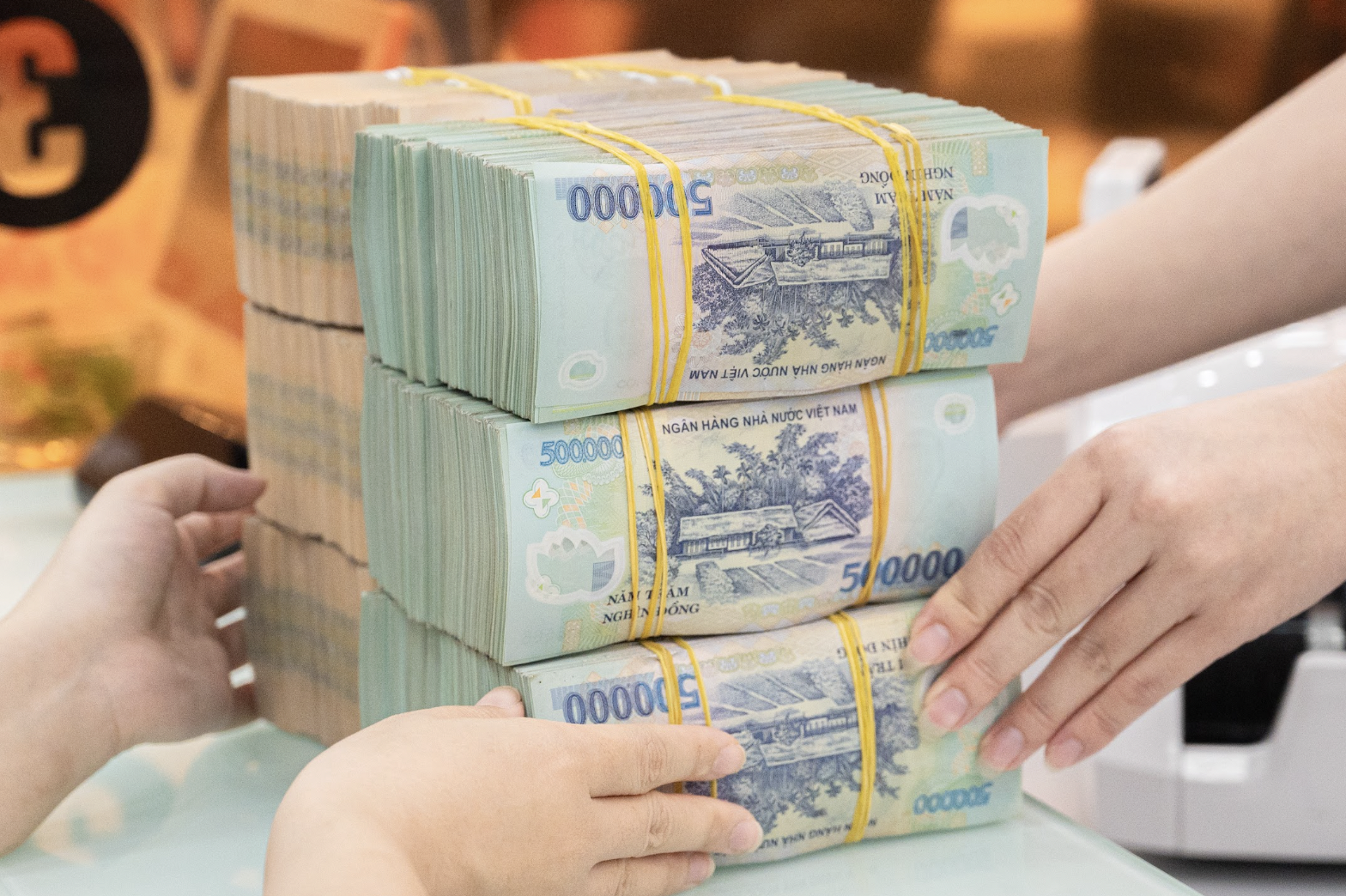 Dòng tiền 45,5 tỷ đồng "bôi trơn" của đại gia TPHCM chảy vào túi những ai?