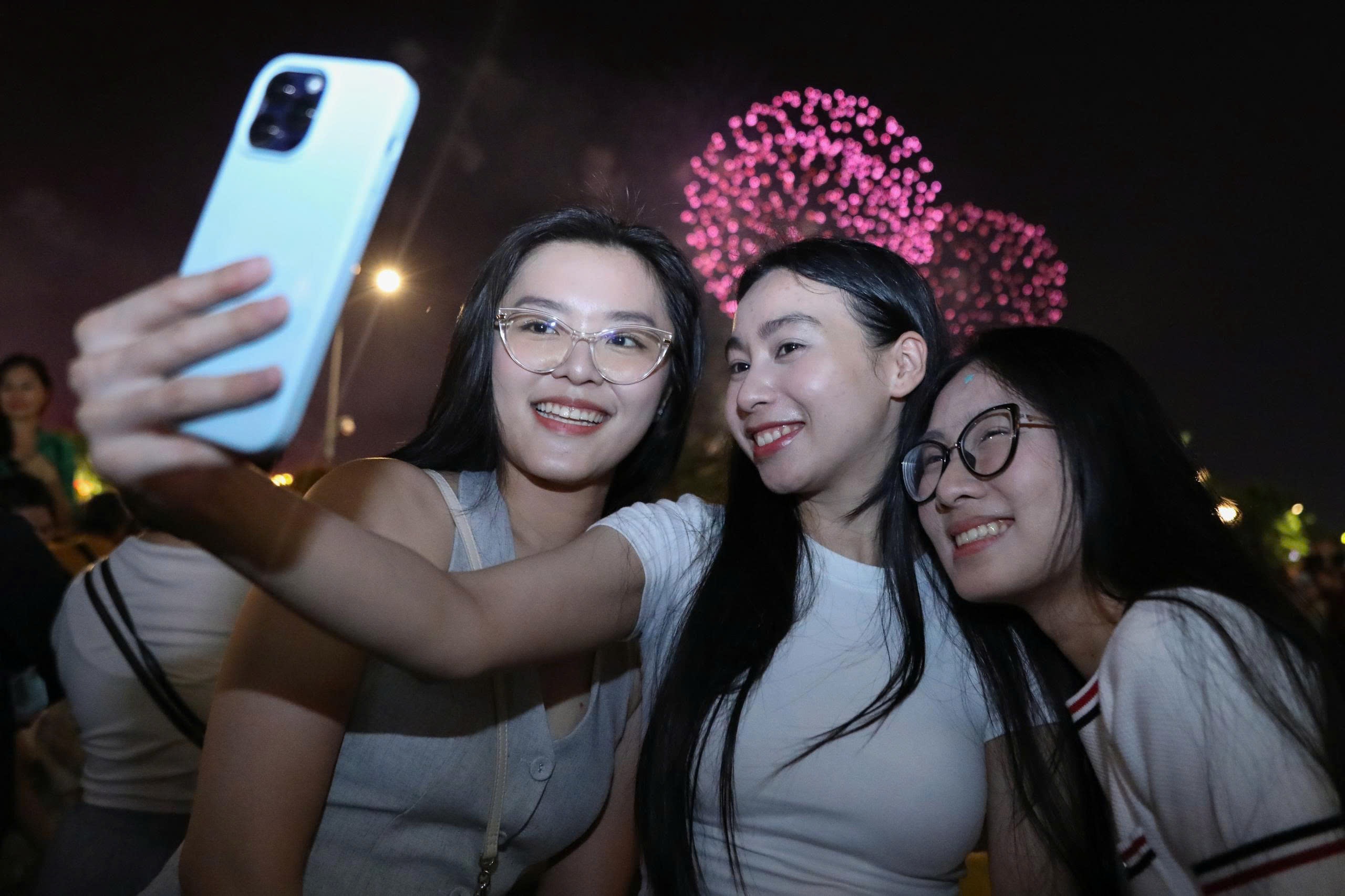 Người dân, du khách vỡ òa trước màn pháo hoa mừng Quốc khánh ở TPHCM