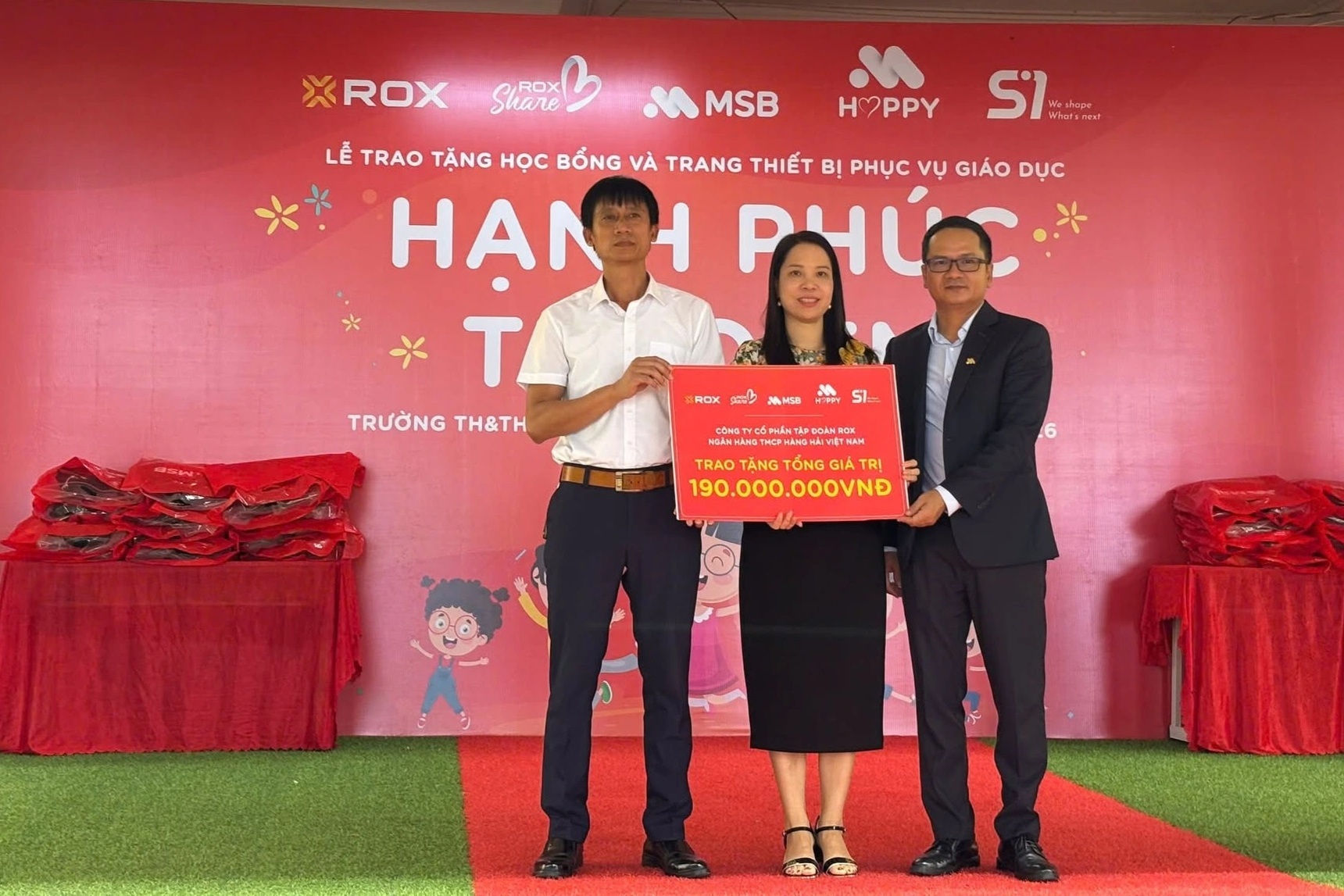 ROX Share cùng em tới trường, viết tiếp ước mơ