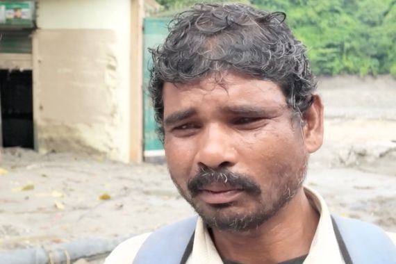 Người cha Nepal vay 13 USD, đi bộ nhiều ngày tìm con sau thảm họa lũ dữ