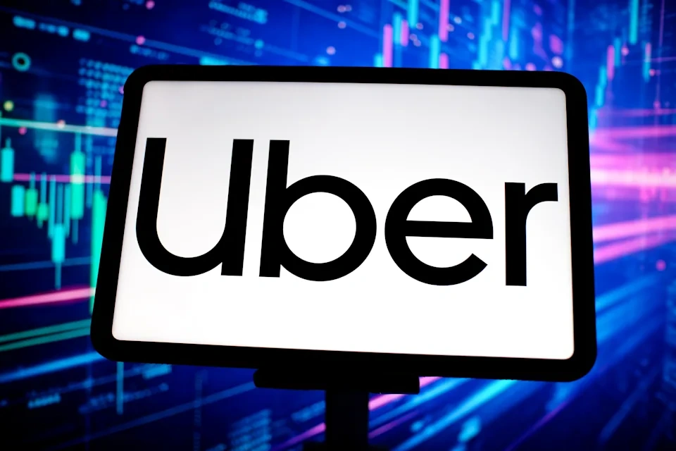 Uber cắt 3.300 việc làm khi robotaxi tiến vào ngành gọi xe