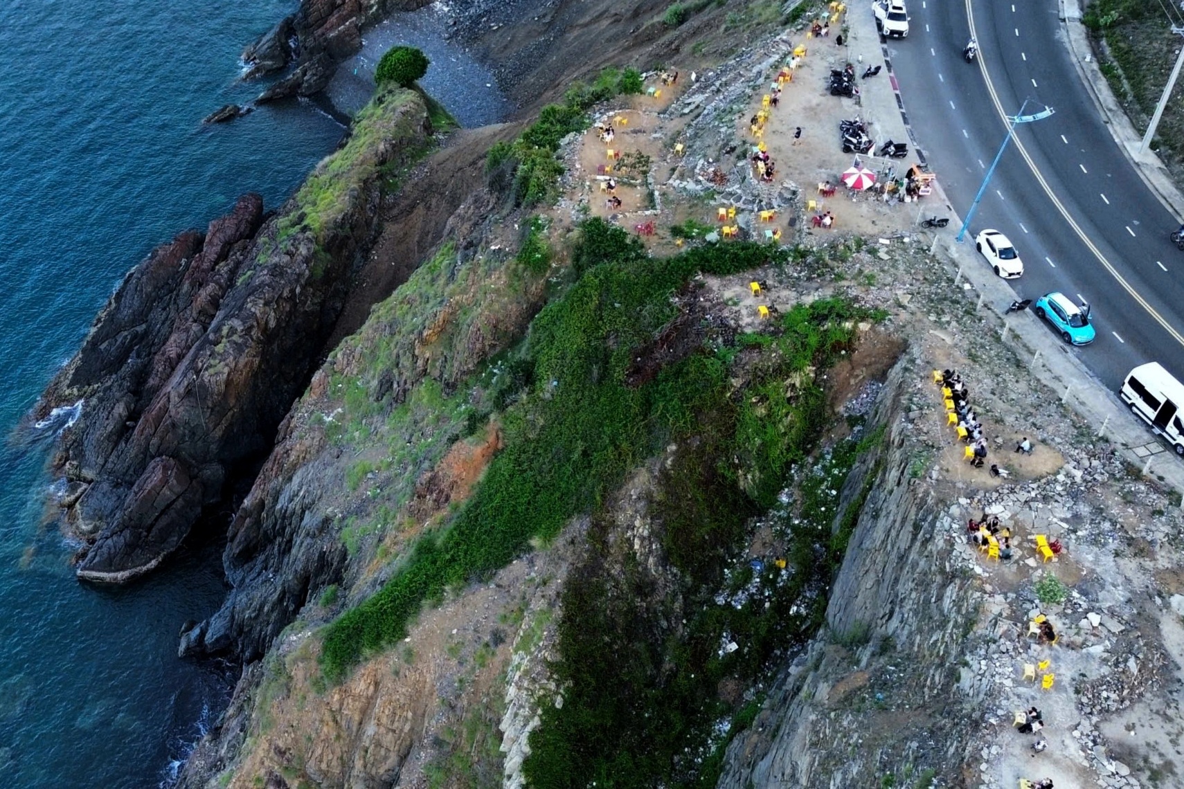 Kê bàn sát mép vực sâu hơn 50m để ngồi... ngắm cảnh